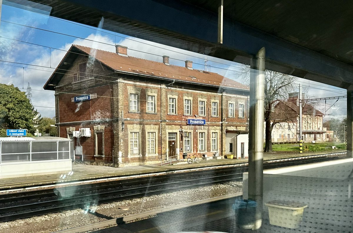 JuergenMistol's tweet photo. Bahnzeit in #Prosenice #PojďmedoPřemyslu #zugfahrenmachtglücklich #bahnzeit https://t.co/nOMwD7ab4S