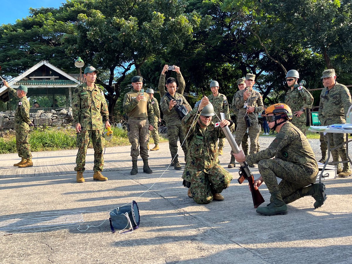 10月23～27日、#防衛省・自衛隊 は、日比人道支援・災害救援(HA/DR)能力構築支援事業の一環として、フィリピン陸軍第525工兵大隊が行う災害時の捜索救助訓練において、陸自隊員が技術指導や助言を行いました。また、災害対処能力の向上のため、それぞれの経験を共有しました。🇯🇵🇵🇭　#フィリピン