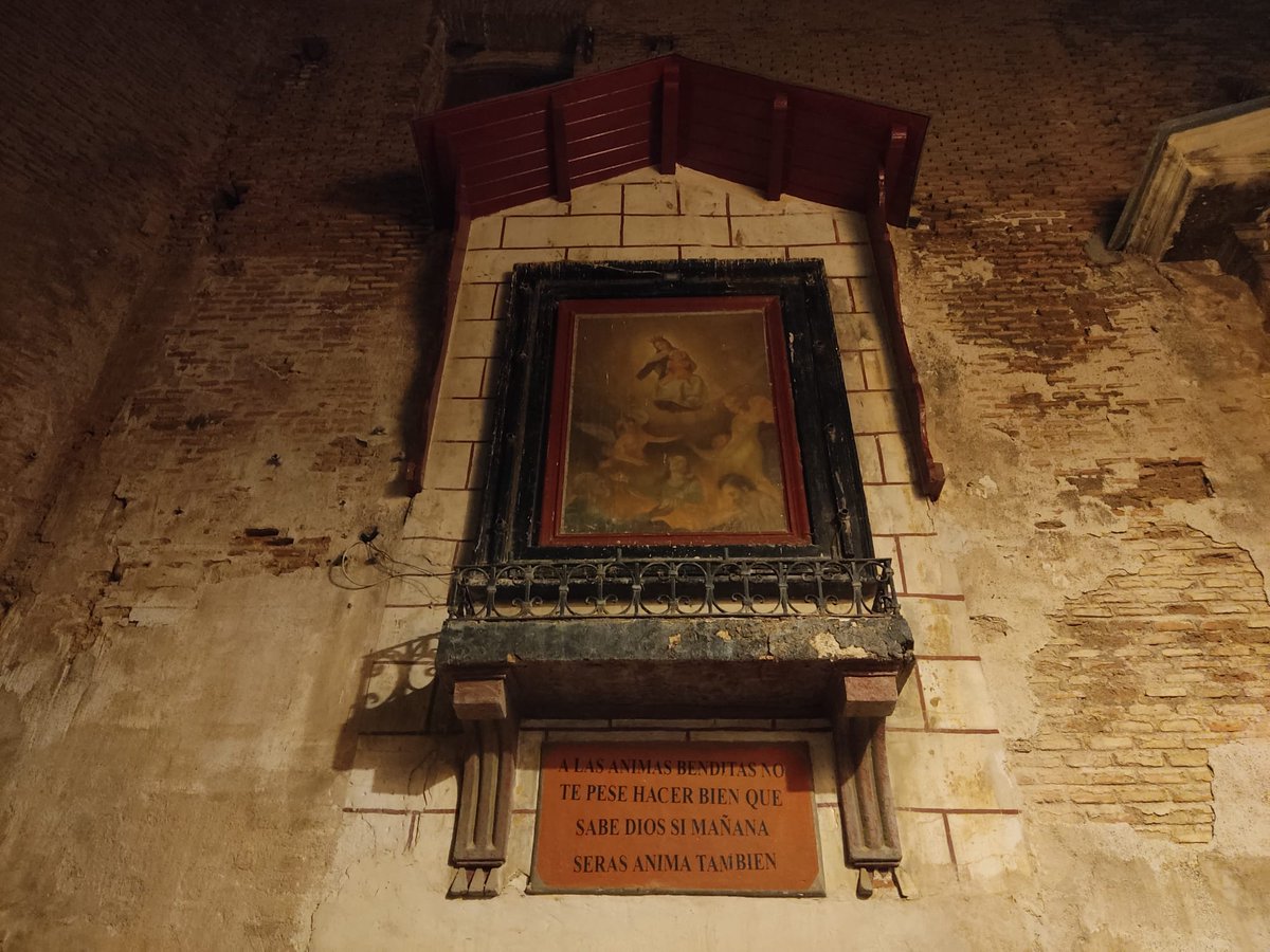 Hoy, día de Tosantos, mucho cuidadico al caer la noche con la procesión de ánimas, el Ánima Sola y demás visibilos.

💀 'A las Ánimas benditas
no te pese hacer bien,
que sabe Dios si mañana
serás ánima también.' |

📍Hornacina de ánimas de la Iglesia de San Bartolomé (Murcia)