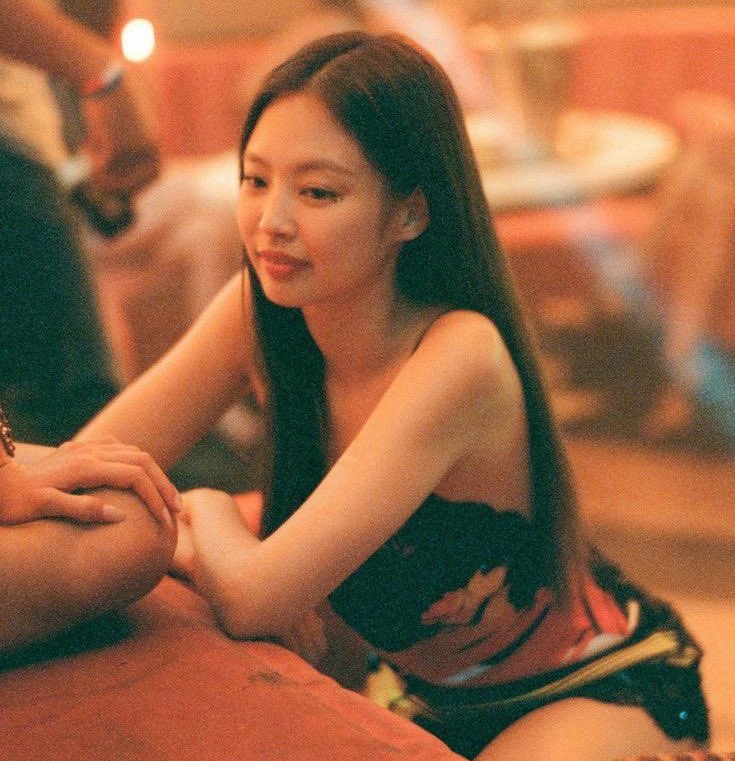 📊#JENNIE's 'One Of The Girls' earns its biggest streaming day on the global Spotify chart, gathering 1,624,302 streams last October 31 [+46,088]