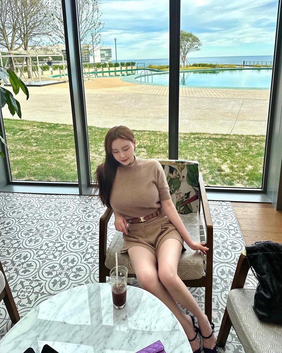 Michell80240558's tweet image. Because I dress up so beautifully that it makes people feel strange.. 😳🤎