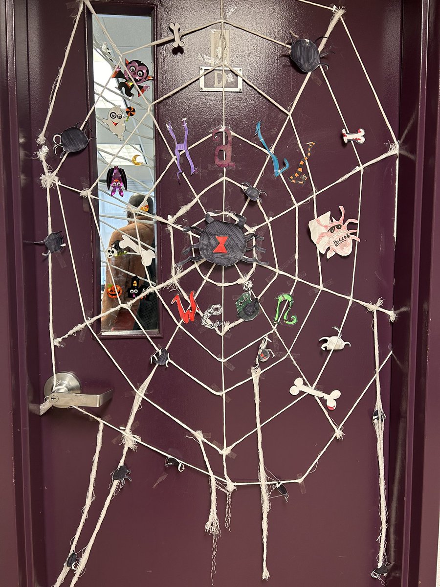 Halloween à l’école Sainte Jeanne-d’Arc. Quelques photos du concours de décoration des portes. Une journée ponctuée par des activités ludiques et lucratives.
