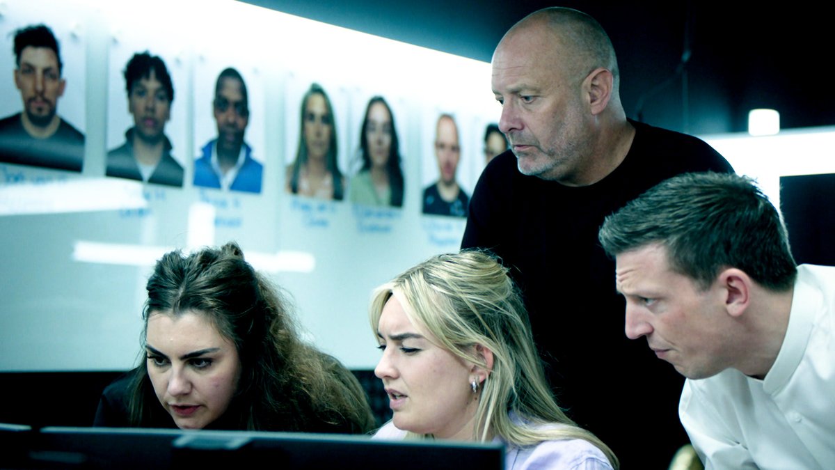 HuntedNL's tweet photo. π΅π»ππΌββοΈ Het is bijna zover, de finale is in zicht! Vanavond zie je weer een nieuwe aflevering om 20.20 uur op @NPO3! #Hunted #HuntedNL #HuntedVIII https://t.co/7jAUiaLQAW