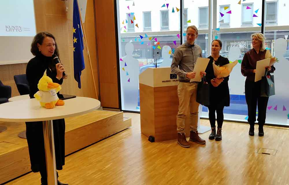 Demokratiatunnustukset <a href="/Kuopionkaupunki/">Kuopion kaupunki</a> ja <a href="/LahdenKaupunki/">Lahden kaupunki / City of Lahti</a>. Kuopio palkittiin saavutettavuuden edistämisestä, esimerkiksi valtuuston kokouksia viittomakielellä. Lahdessa Skidi-dialogi on tuonut lasten ja nuorten äänen kuuluviin. Palkinnot jakoa <a href="/IkonenAK/">Anna-Kaisa Ikonen</a>.
#demokratiapäivä