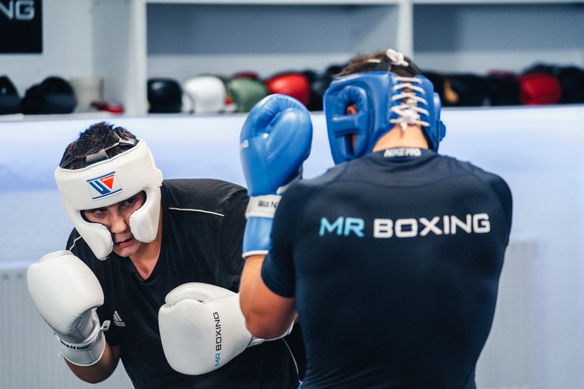 MR_BOXING_'s tweet photo. Du musst nicht der Beste sein, um anzufangen. Aber Du musst anfangen, um einer der Besten zu werden.🥊
•
#MRBOXING
•
#motivation #team #work  #training #boxing #boxen #winning #workout #stronger https://t.co/cXOyN6UV2E