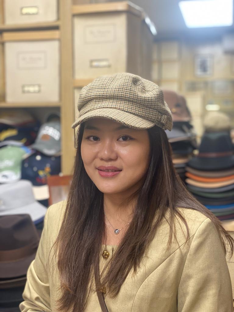LaFavoritaCB's tweet photo. Nuestra amiga oriental con su gorra de Sense Of Grace 😉
#lafavorita #plazamayor25 #desde1894 #gorras #senseofgrace #tokyo https://t.co/PUA28oJawi