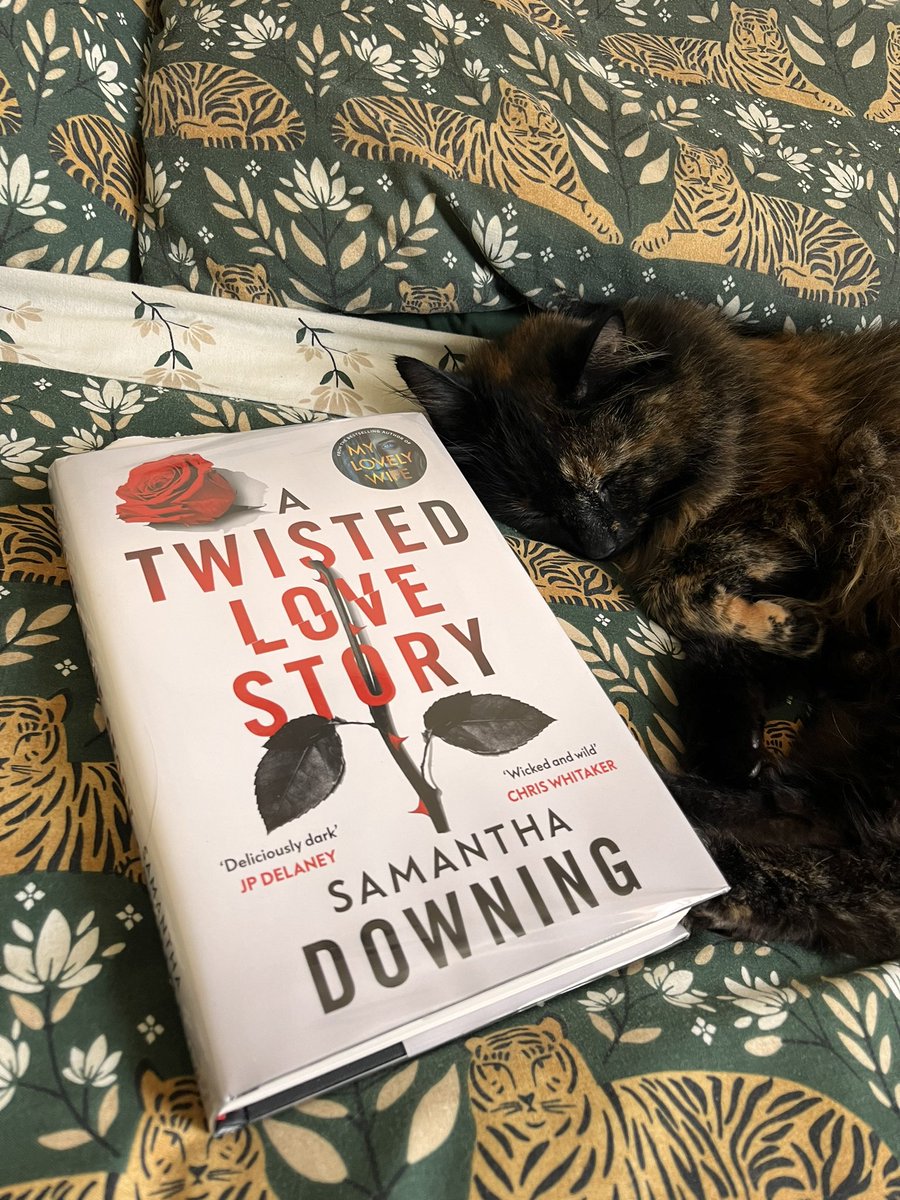 Started this book this morning by @smariedowning 

Intriguing opening chapters!

Wished I could have stayed curled up with the cat to carry on, but things to do!

#ATwistedLoveStory