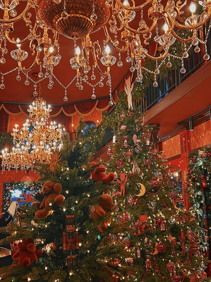 와 오늘부터 현대백화점 크리스마스 시즌인데
크리스마스에 대한 환상 그대로를 구현한 느낌이다 지금 머릿 속에 온갖 크리스마스 영화, 동화 다 떠올라….