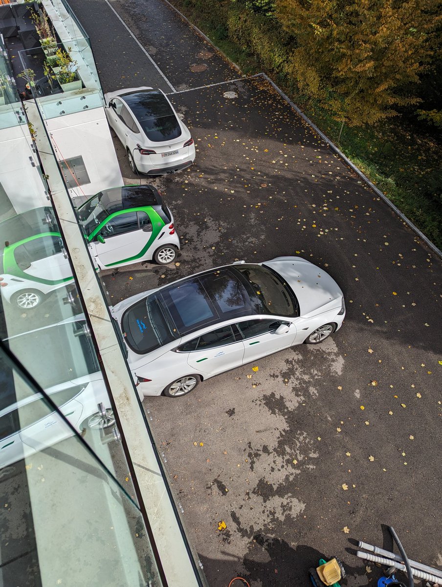 Autumn has arrived.
Our #EV fleet is charging from the sun.
#Switzerland 🇨🇭
#PVbuddies