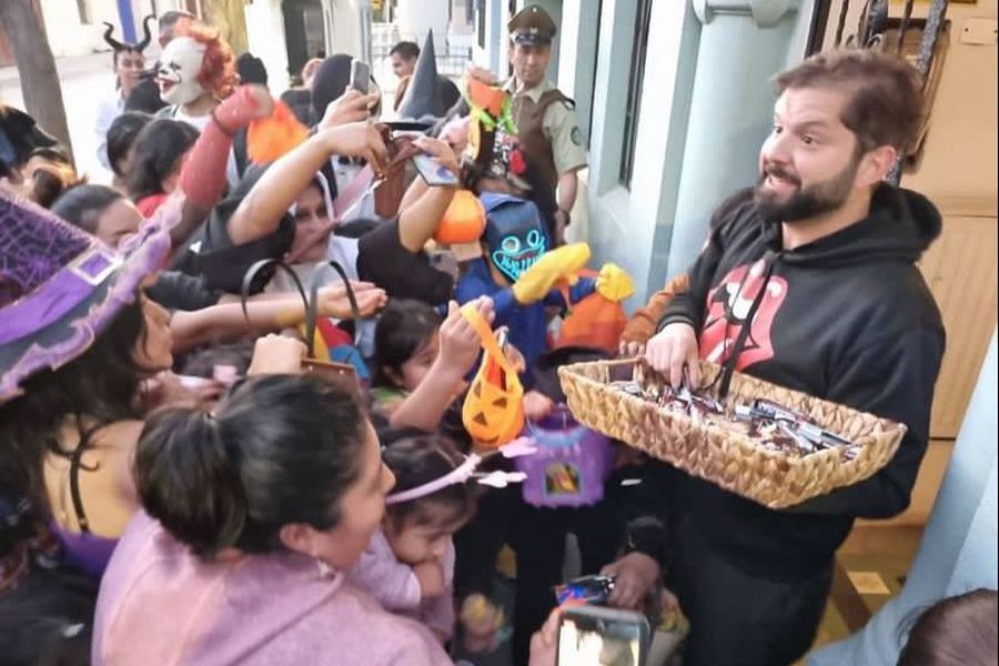 latercera's tweet photo. Boric sorprende a sus vecinos del barrio Yungay entregando dulces en Halloween https://t.co/0xYPyuoUCH https://t.co/LzGpwrW4at