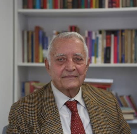 ulaskaran's tweet photo. Türkiye'de Anayasa Hukukunun temel metinleri arasına giren çok sayıda eser kaleme alan, anayasa hukuku ve siyaset bilimi alanlarında eserleri ve dersleri ile kuşaklar boyu onbinlerce hukukçunun yetişmesinde katkısı yadsınamayacak hocamız Ergun Özbudun'u kaybettik. https://t.co/bnGkrzoFDN