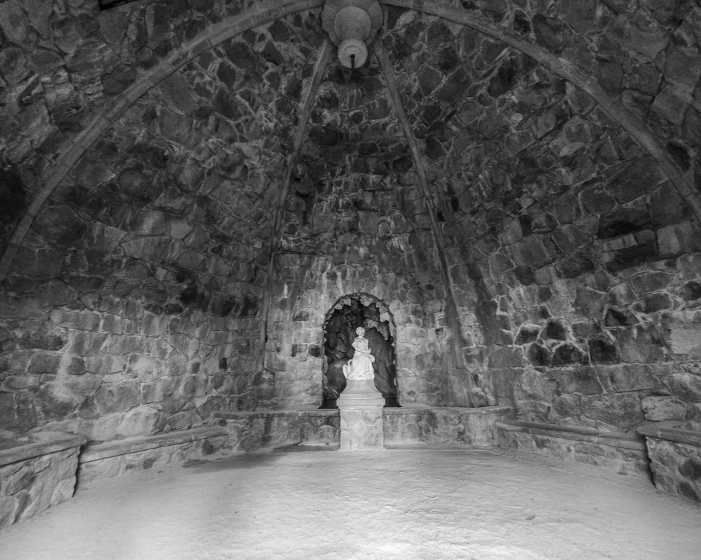Flygia360's tweet photo. Magical cave 📸
.
.
. 
#Flygia360 #photography #travelphotography #photooftheday #picoftheday #actioncam #actioncamera #SJCAM #EyeEM #beauty #Portugal #Sintra #cave #blackandwhite #statue #architecture #sculpted #sculpture https://t.co/5s3CcxsoQt