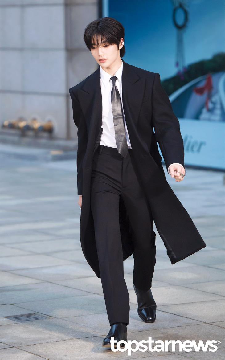 gyuhanwooV's tweet photo. bro i.n’s insaneeeee?? has got to be the best full-body press photo i’ve seen in kpop https://t.co/ezqPrfkoQv