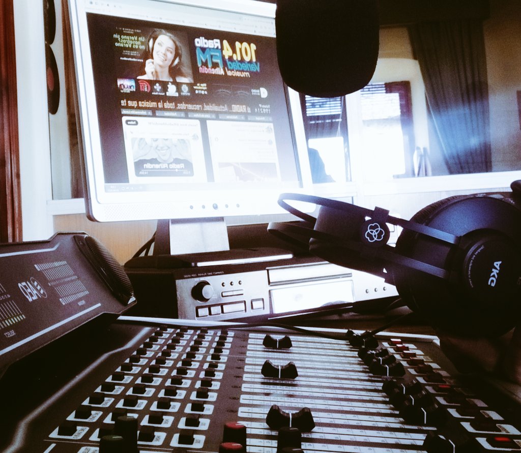 RadioAlhendinFM's tweet photo. Momentos de buena música. 
🌐https://t.co/sz8Zu3BAaW
📻FM 101.4 Granada. https://t.co/lUtd1JJbHc