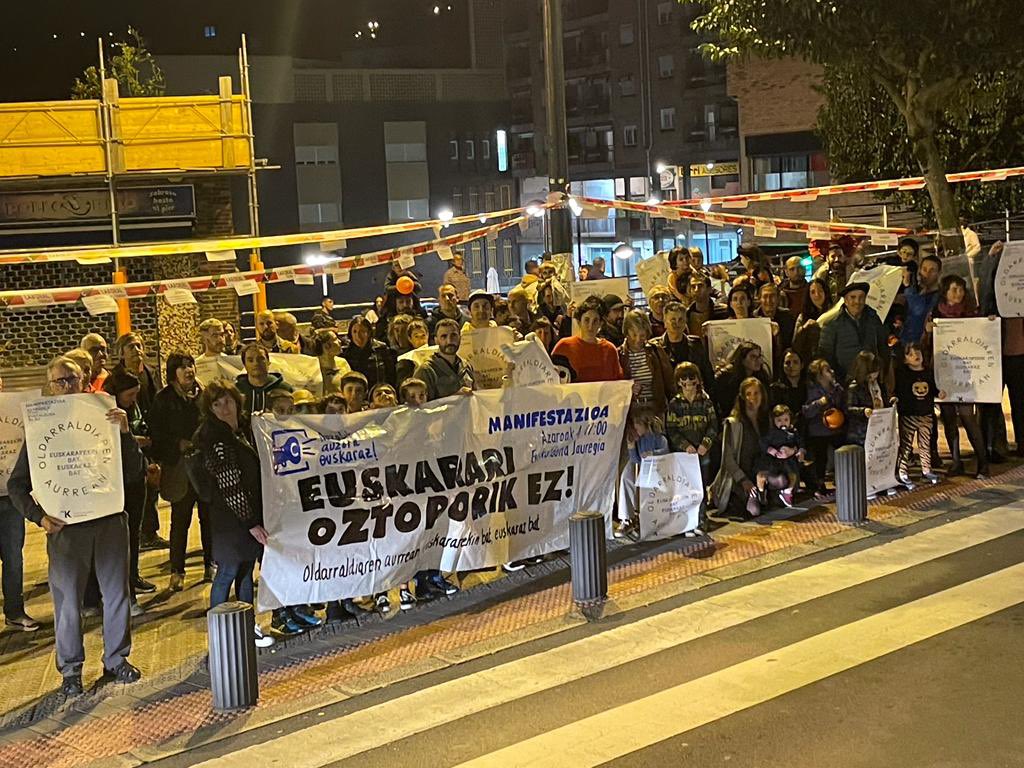 Santutxuarrok euskararen alde, EUSKARARI OZTOPORIK EZ!