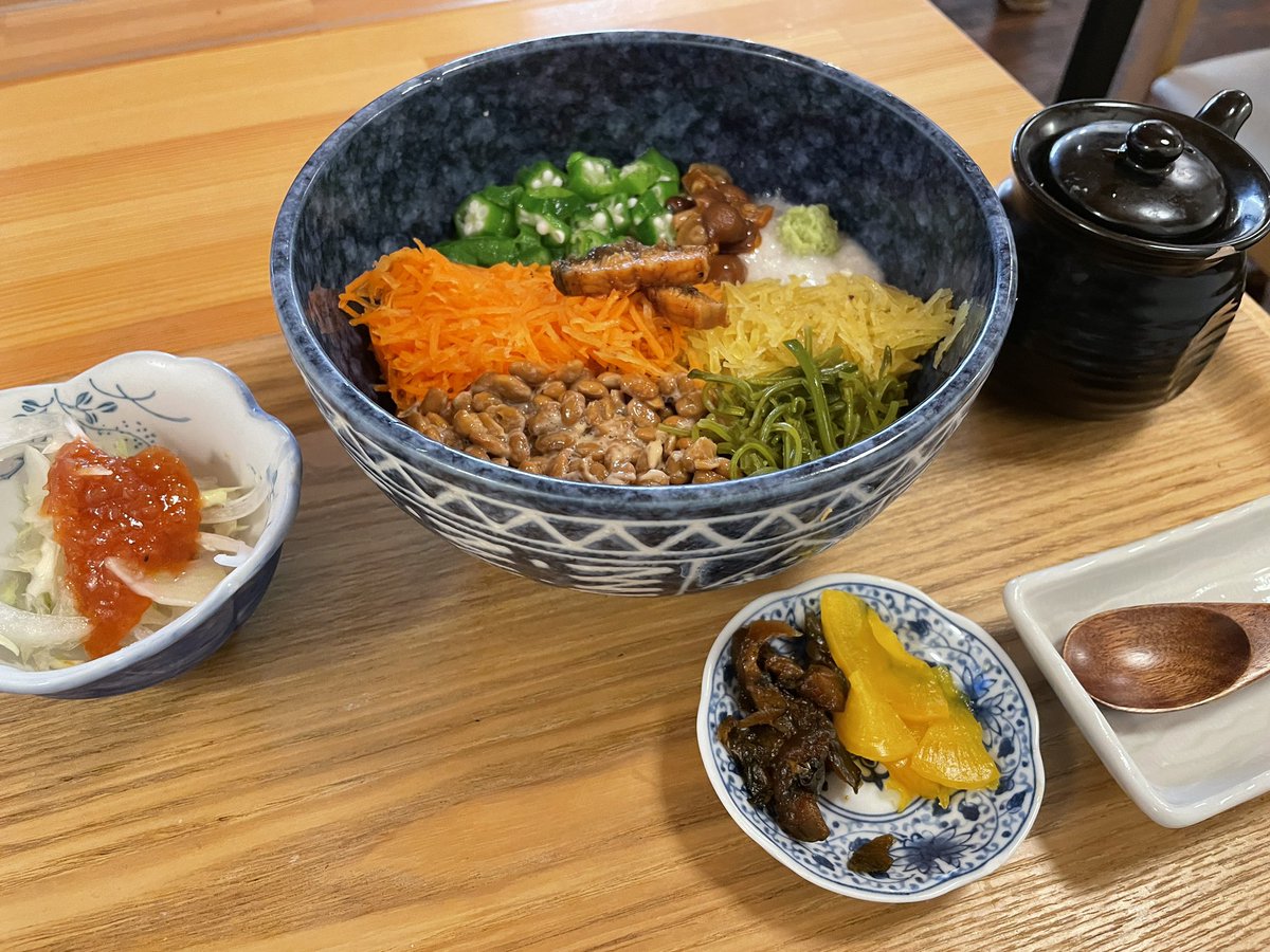 GourmetGradeB's tweet photo. ねばり丼@かくた
【茨城県水戸市】
ご飯の上に、納豆、オクラ、とろろ、なめこ、めかぶ、サツマイモ、ニンジン、海苔にうなぎまで乗った”ねばり丼” 天狗納豆総本家笹沼五郎商店の天狗納豆を使用している。「とんかつ納豆」や「あじフライ納豆」など、かくたオリジナルの納豆料理もある。 https://t.co/HyFrd8uQJB
