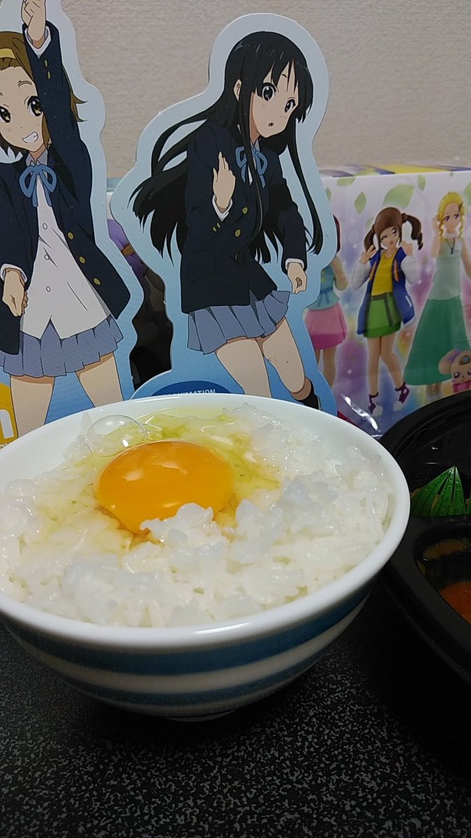 「#毎日カレー622日目、月曜の。いつもと違うスーパーの半額惣菜。「卵かけご飯の日」|沖庵のイラスト