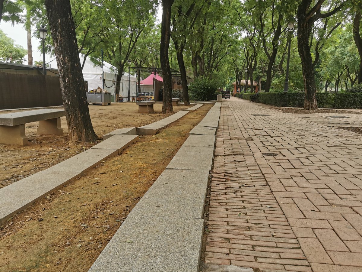 de_crisco's tweet photo. Preservar arquitectura y naturaleza es una tarea complicada. 
Pero es cuestión de imagen y es nuestra responsabilidad. ¿Pensarían esto como un bonito recuerdo de los parques de Sevilla? https://t.co/04rFrjI5g1