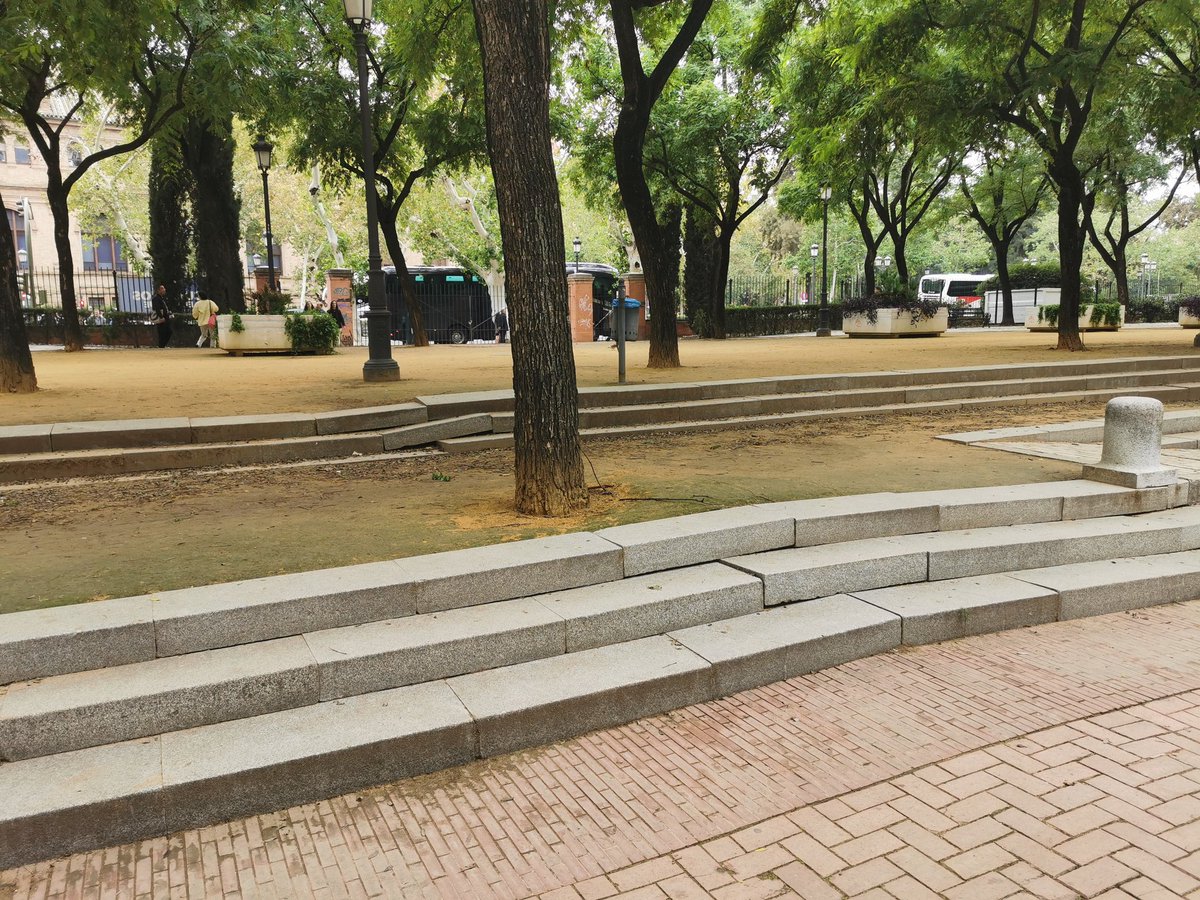 de_crisco's tweet photo. Preservar arquitectura y naturaleza es una tarea complicada. 
Pero es cuestión de imagen y es nuestra responsabilidad. ¿Pensarían esto como un bonito recuerdo de los parques de Sevilla? https://t.co/04rFrjI5g1