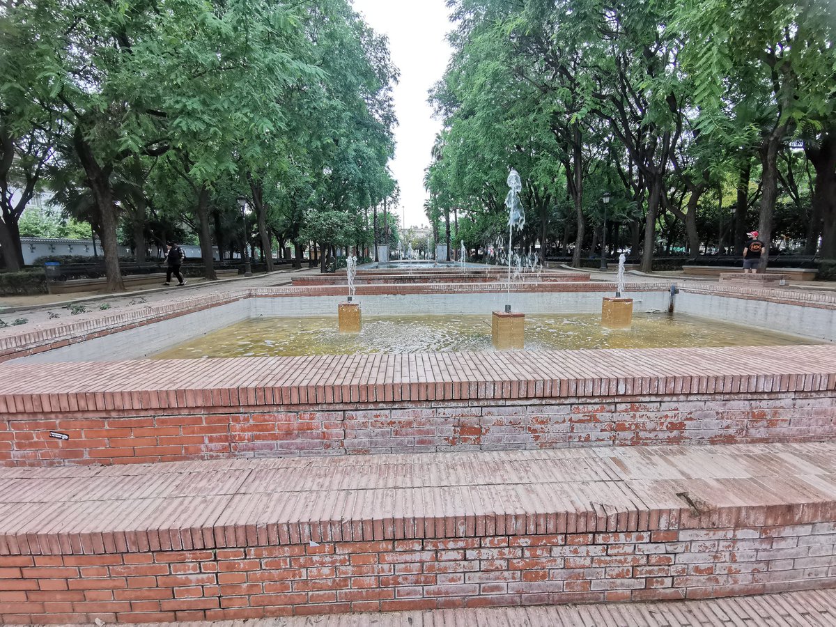 de_crisco's tweet photo. Preservar arquitectura y naturaleza es una tarea complicada. 
Pero es cuestión de imagen y es nuestra responsabilidad. ¿Pensarían esto como un bonito recuerdo de los parques de Sevilla? https://t.co/04rFrjI5g1