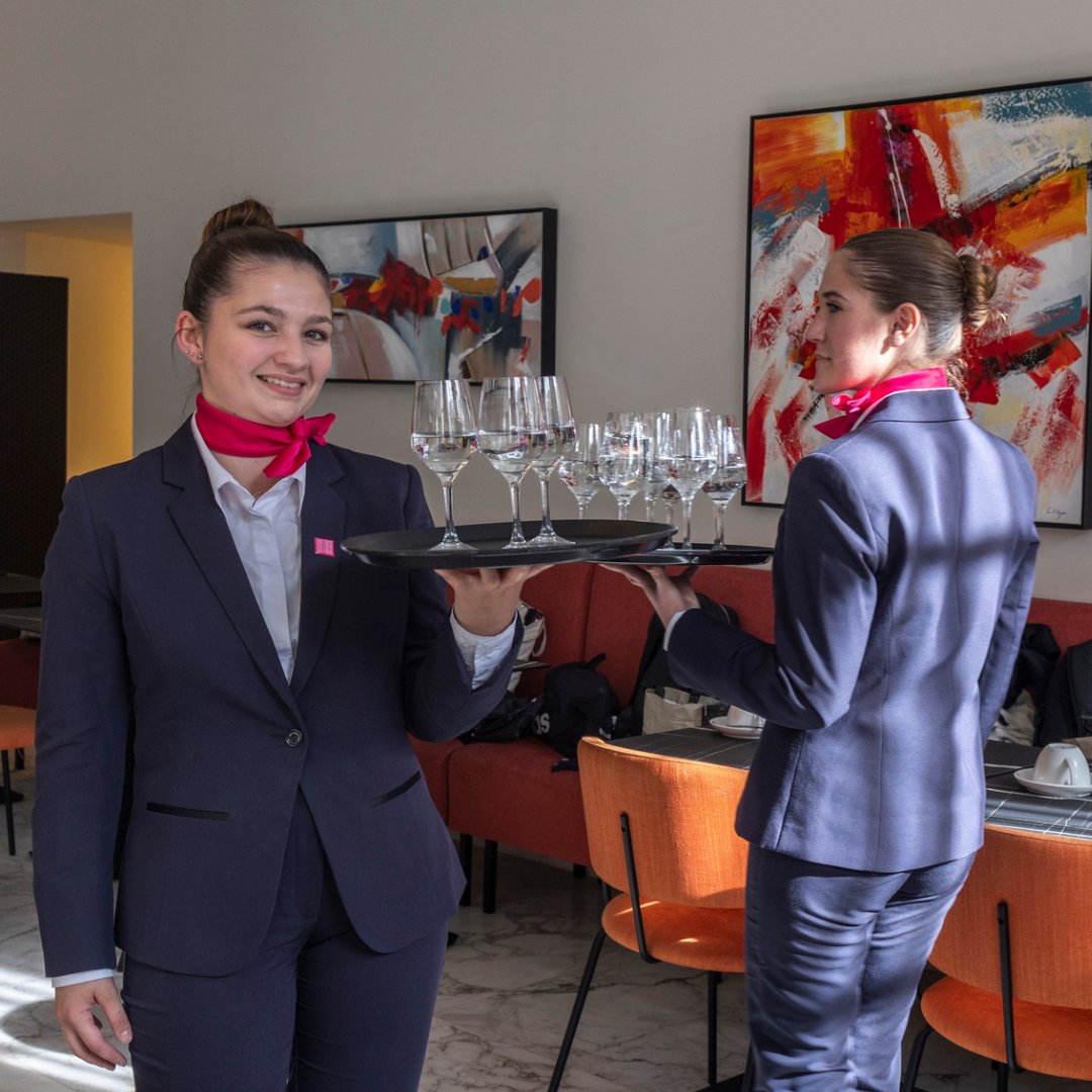 Une première semaine de service pour nos étudiants de 1ère année ️
La découverte des bases du service et des techniques à maîtriser avec le chef formateur maître d'hôtel.

Les étudiants ont également eu la chance de visiter l'hôtel de Bourgtheroulde de Rouen ! 

@HBourgthroulde