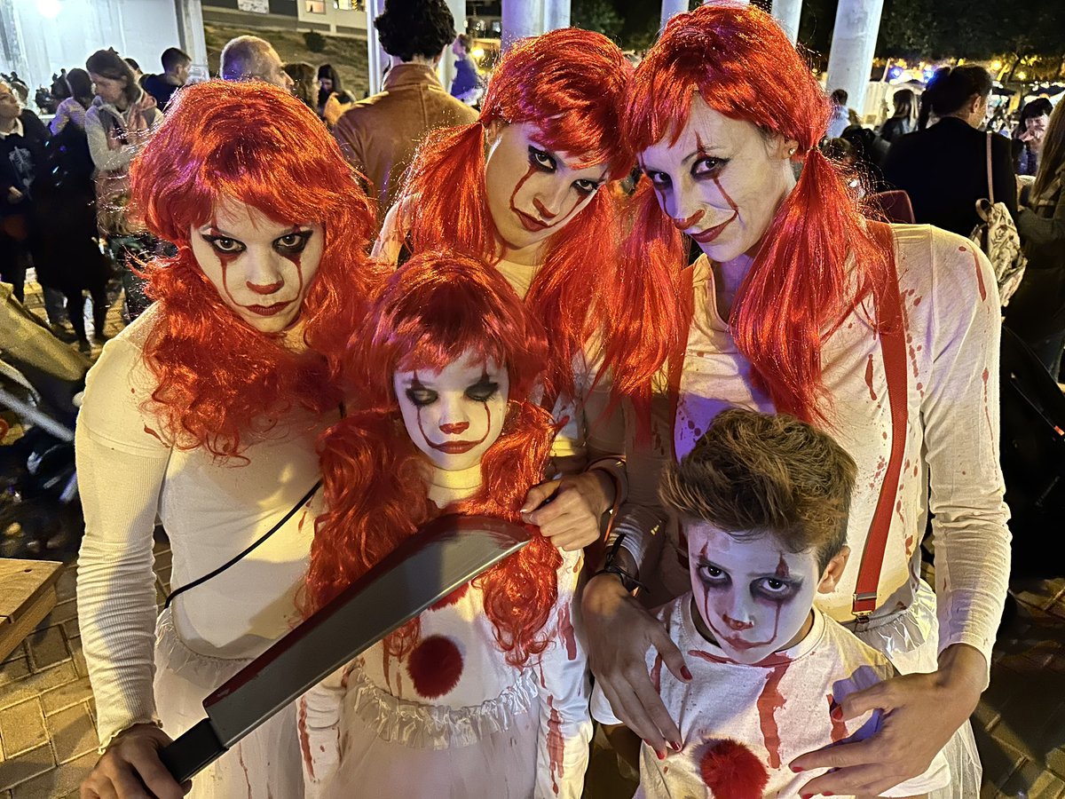 ElCampelloAyto's tweet photo. 🎃🧛🏻‍♂️ #ElCampello estalla en #Halloween @JuanjoBerenguer Lee AQUÍ completa la noticia https://t.co/gnkQK1E51t 
Galería 📸 https://t.co/UAr61eVrF1 https://t.co/W5MR7oZSE9