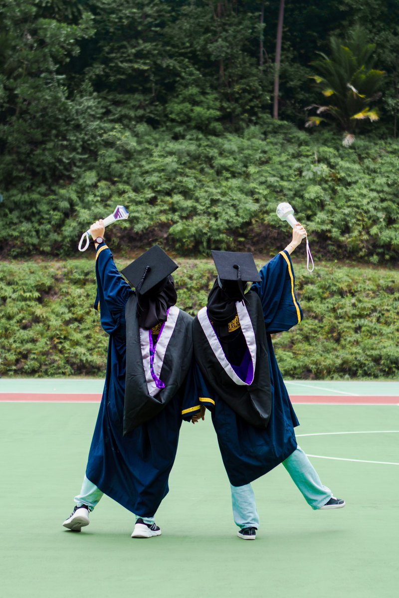 haeloveable's tweet photo. Having friends who have the same interest is kind of a blessing sometimes. Who said being kpopers doesn't guarantee anything? Well, we survived and graduated from architecture school! 🤍🤍🤍

Counting days to convocation day! https://t.co/6okWERKkRW