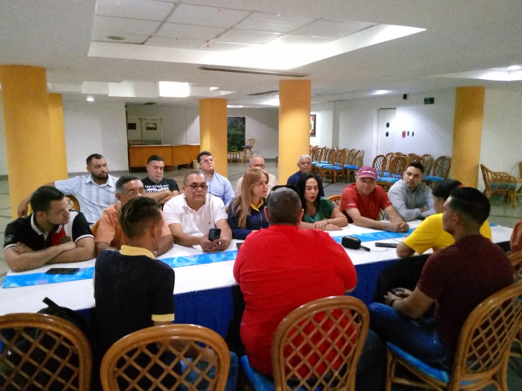 jesusricoad's tweet photo. #Coro|• Rueda de prensa @PUD_Falcon. 

Gracias @VanessaFlores_1 por tu trabajo estos meses dirigiendo la plataforma unitaria en el estado. Mis consideraciones y respeto.

Y éxitos para la nueva vocera Maria Bello @PartidoCOPEI_ .  Seguimos avanzando en unidad, hasta lograrlo. https://t.co/1QhFXXmdqq