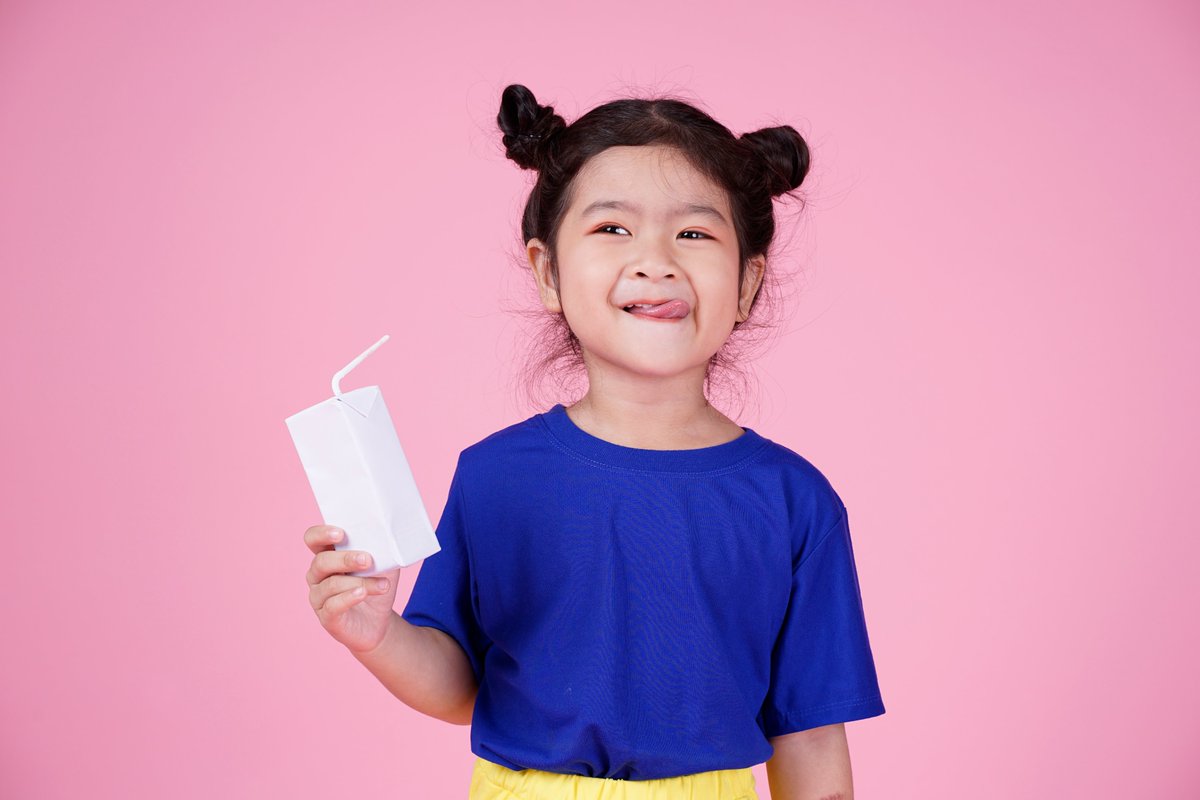 Do you know what’s really in your child’s fruit-flavored drink? Finding out should be easier🧃 A new study from the Rudd Center + @nyupublichealth shows that disclosures on children’s drinks help correct common misconceptions about their ingredients. 🔗: bit.ly/40p01kP
