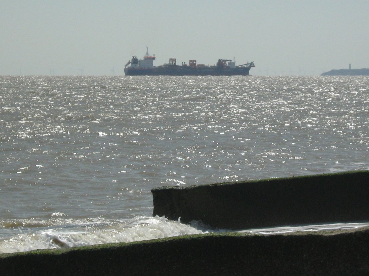 jonnyald's tweet photo. down at Felixstowe beach #choppysea #warmwind #ships #passing #driftwood #seagull #lifesgreat #suffolk #coast https://t.co/266OPKVPbU