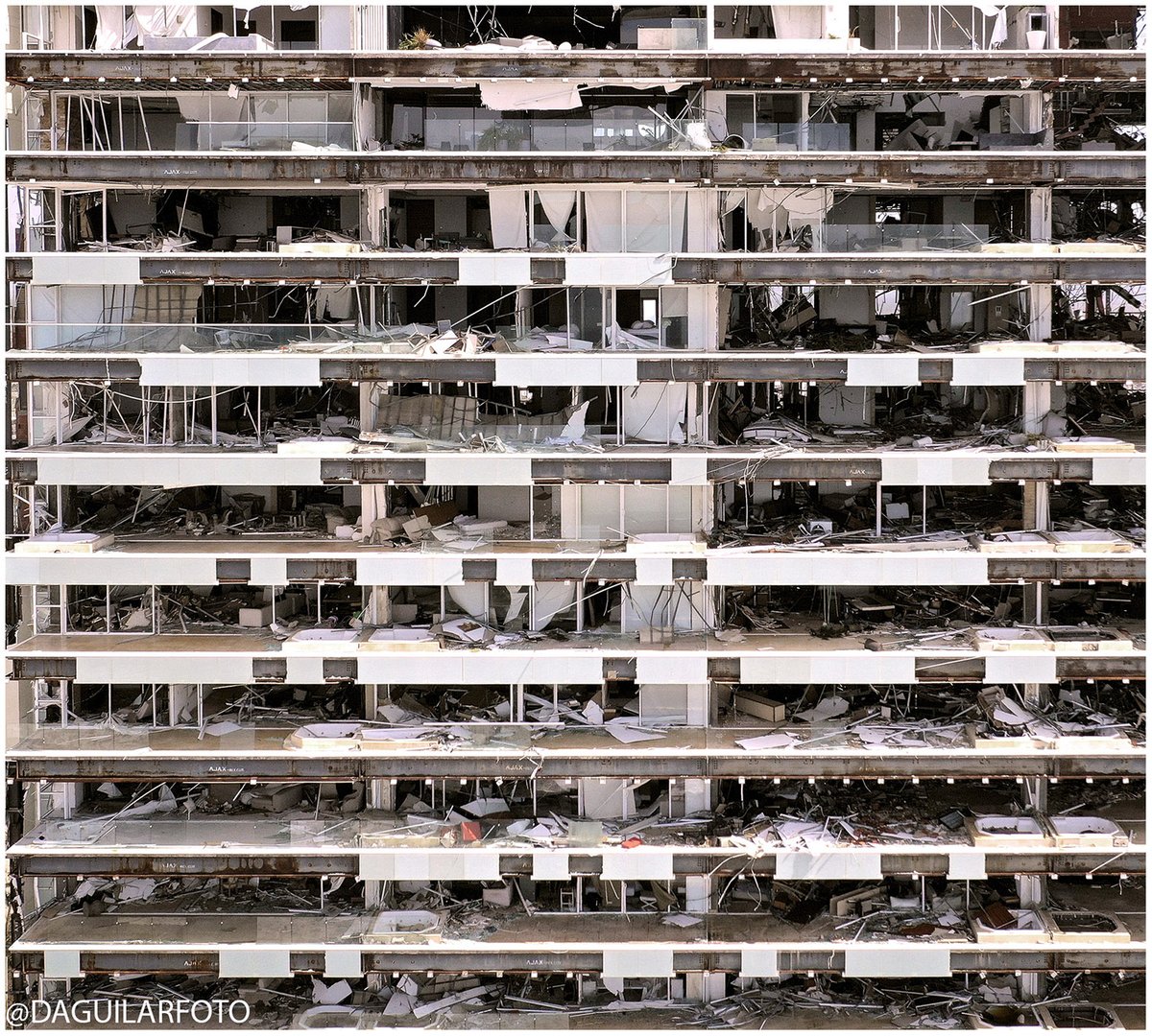 DAGUILARFOTO's tweet photo. “Acapulco”. Huracán Otis. México, 2023. #Acapulco #HuracanOtis #Otis #Guerrero #Hurricanes #architecture PIX📷DA https://t.co/LeXAfWTEim