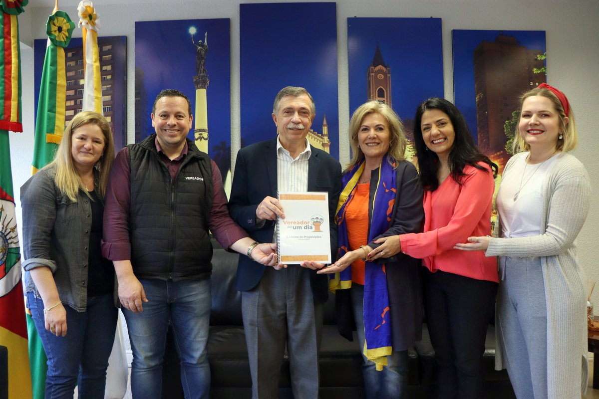 marisol_santoss's tweet photo. Entregamos hoje ao prefeito Adiló e a vice Paula as propostas apresentadas pelos 24 alunos no Vereador por Um Dia 2023.

Os projetos são um retrato de temas importantes para os estudantes, como a saúde mental, a prevenção da violência nas escolas e a proteção animal. https://t.co/8kQHjBHjXj