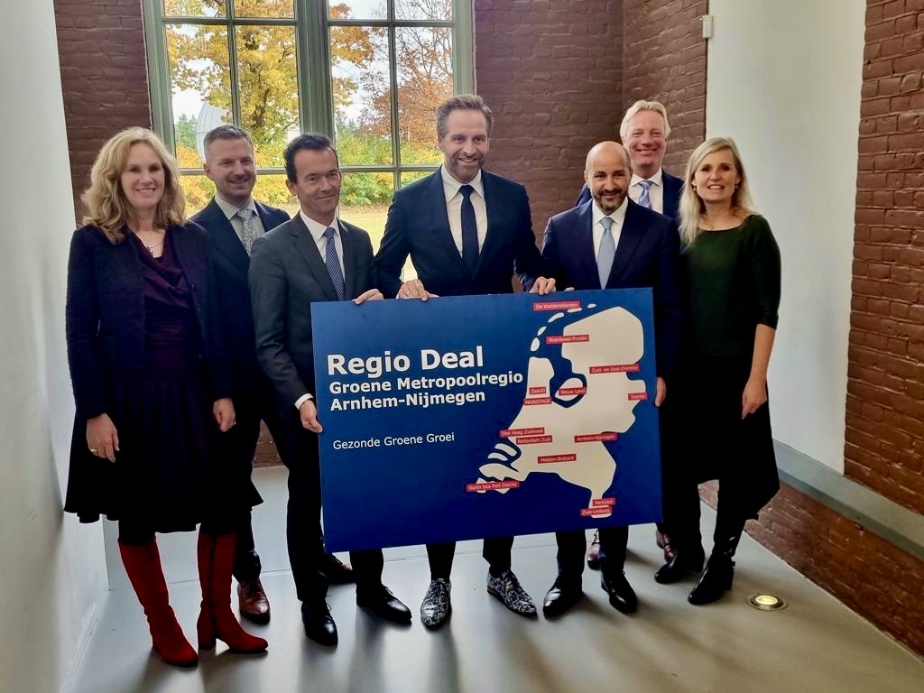 🔰 Vanmiddag gaf minister Hugo de Jonge het startsein voor de nieuwe Regio Deals, waarvan die met de regio Arnhem-Nijmegen.
Met Regio Deal Gezonde groene groei kunnen we een aantal belangrijke projecten in zorg, woningbouw, bedrijventerreinen en arbeidsmarkt opstarten.