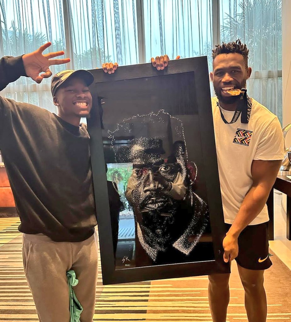 JesseFJacobs's tweet photo. SK Original got a chance to give Siya Kolisi his cracked glass art portrait 🔥🔥🔥

#Springboks #SpringboksTour https://t.co/GfehErYywU