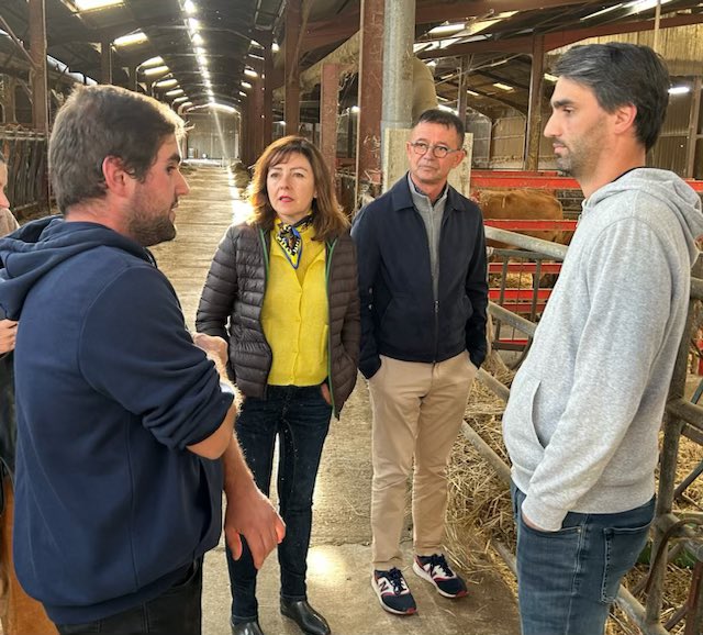 JoelAviragnet's tweet image. J’ai assisté avec @CaroleDelga au vernissage d’une exposition à Martres Tolosane. Ensuite, nous sommes allés au Gaec de Chayroux à Escoulis, exploitation gravement touchée par la MHE, comme beaucoup d’autres dans le #Comminges et les Pyrénées.