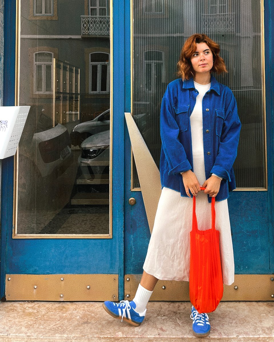 @marciasofiams strolling through the city with the pleated LOQI 🧡

#pleatedbag #minimalstyle #popofcolour