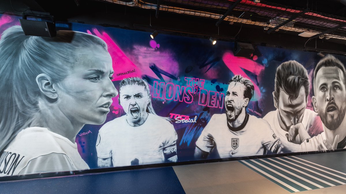 riservadilusso's tweet photo. 🖼️ Capitana, leader, o più semplicemente icona.  Il suo discorso dopo la premiazione a Wembley è trascinante e coinvolgente. Tutto il contrario della personalità di Harry Kane, emblema di una nazionale maschile storicamente spenta, priva di mordente e inconcludente. https://t.co/dpeNn9Agp6