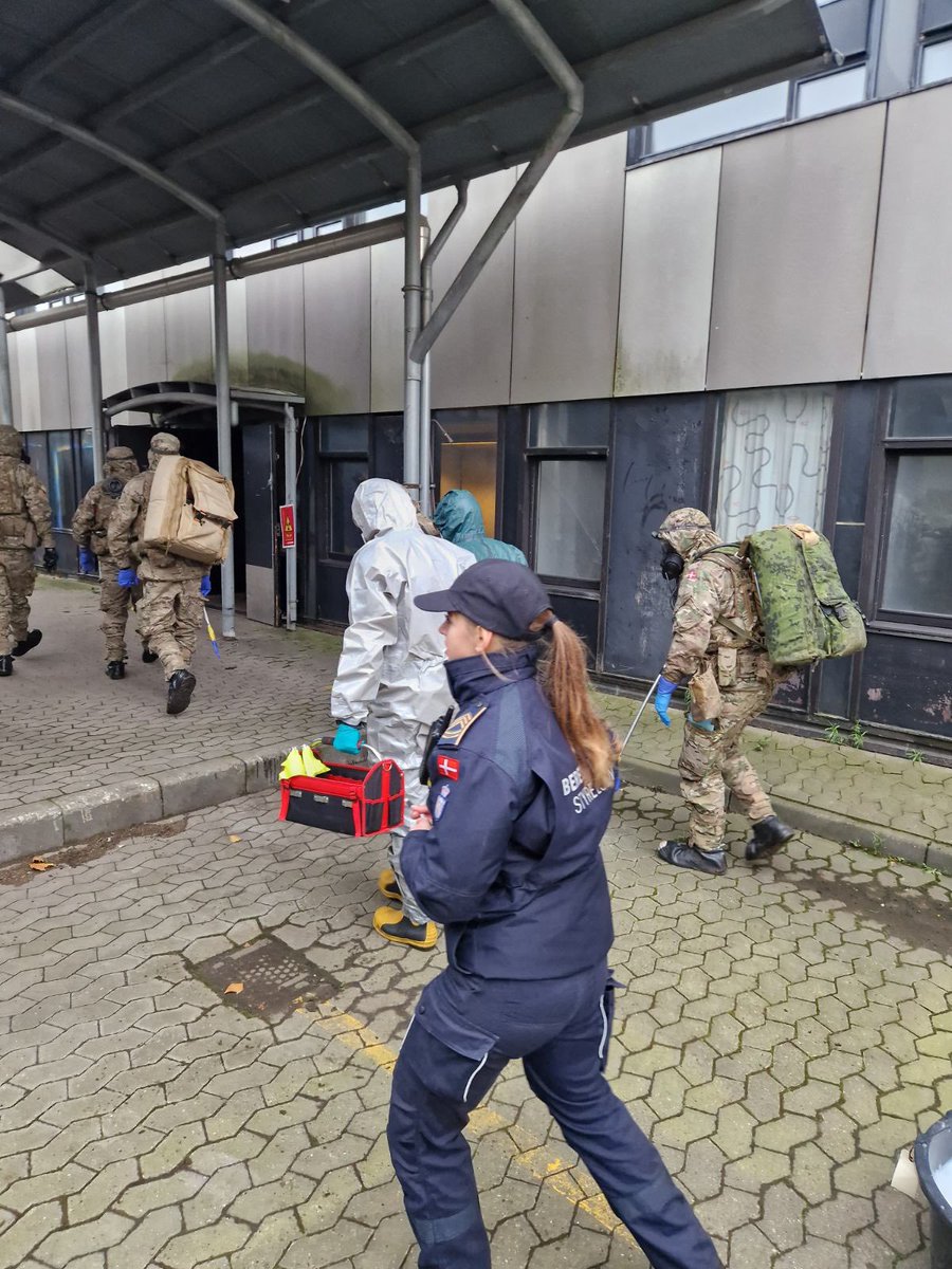 Sammen med <a href="/forsvaretdk/">Forsvaret</a>, <a href="/OjylPoliti/">Østjyllands Politi</a> og andre beredskabsaktører har <a href="/BRSdk/">Beredskabsstyrelsen</a> i dag deltaget en i større øvelse i Aarhus. Nukleart Beredskab fik testet både rådgivning og operativ indsættelse. Alt forløb godt👍