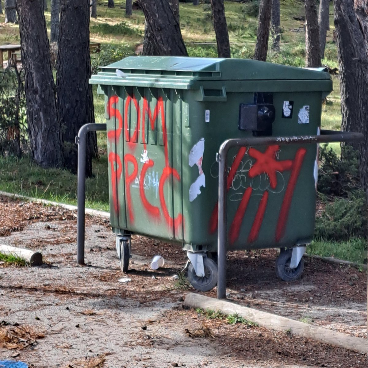 Muitos aragoneses no deseyam més confrontación con Catalunya, compartim historia, relacions comercials, muitos som familia, amigos… 

Pero pedim a l’independentismo catalán que ature estes comportamientos al nuestro País que només fan d’encendallo p’atros.