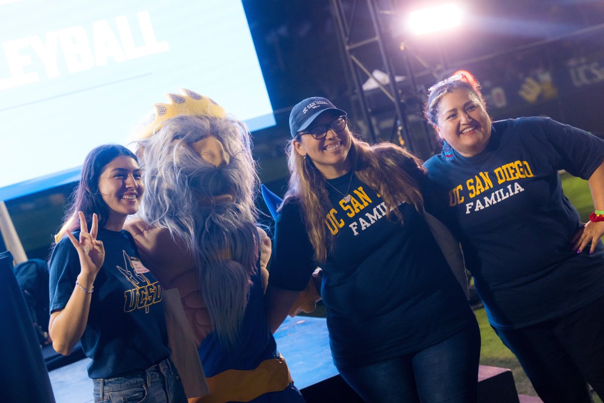 UCSDalumni's tweet photo. Homecoming photo dump incoming... 📸

From athletics games to the Tailgate, Triton 5K, alumni reunions, family weekend and more, it surely was a great time to be a Triton. 🔱 https://t.co/337nxHikHS

#UCSDHomecoming #UCSanDiego https://t.co/ObsqAn5RrN