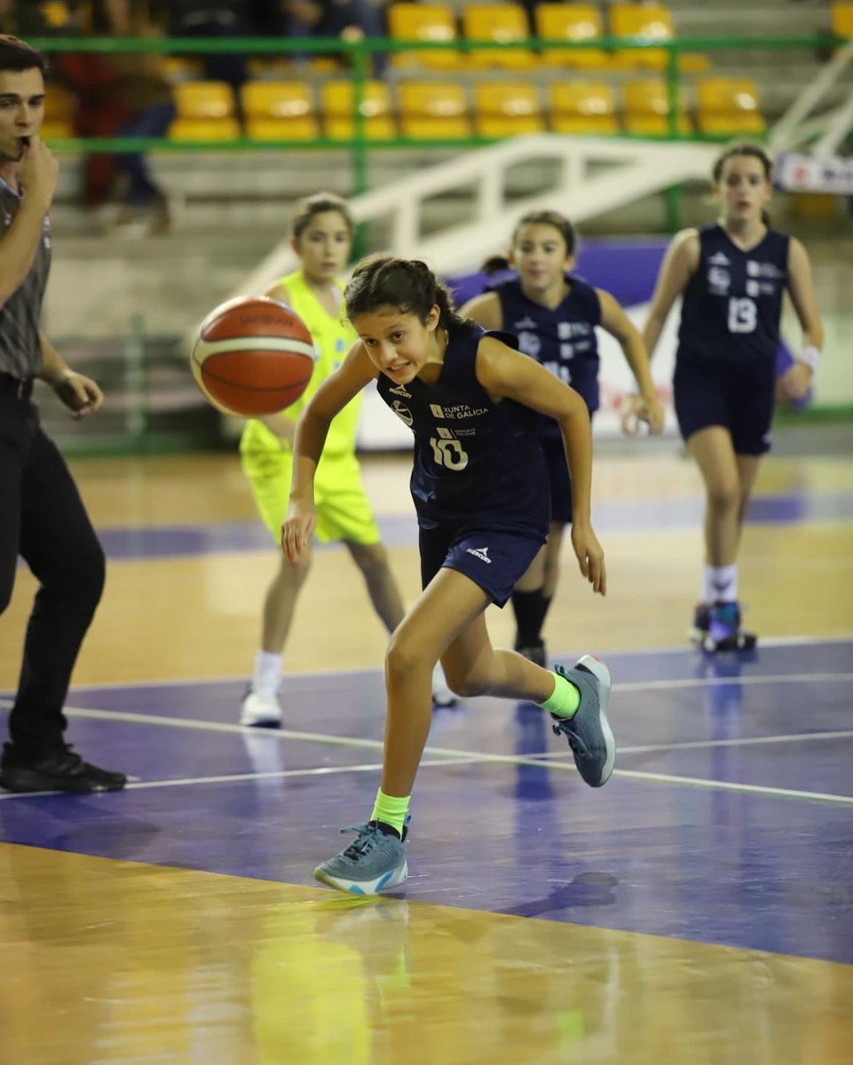 FGB_Baloncesto's tweet photo. Concentración ➕ esforzo ➕ diversión ➡️ Bos compoñenetes da #XuntanzaMiniFGB ⛹🏻♀️⛹️ que estamos a celebrar en Ourense, coa colaboración da @DeputacionOU 🔝
E queda moita tarde por diante! 😃
#BaloncestoGalego 💙🏀
#fegaba #fegababaloncesto https://t.co/RlnAcE2DLd