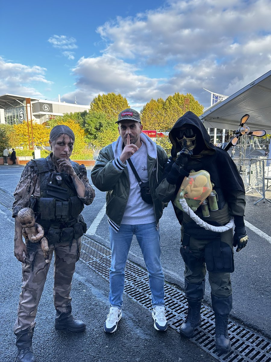 Just arrived in Paris, at @ParisGamesWeek. I has to ask Cliff (@SandraMillrr) and Higgs (@Captain_Mogo) to show me the way to Central Knot City 🤫 ☔️🌈🐳🐬🐟🦀💀 👶👍 @Kojima_Hideo @HIDEO_KOJIMA_EN @505_Games @KojiPro2015_FR