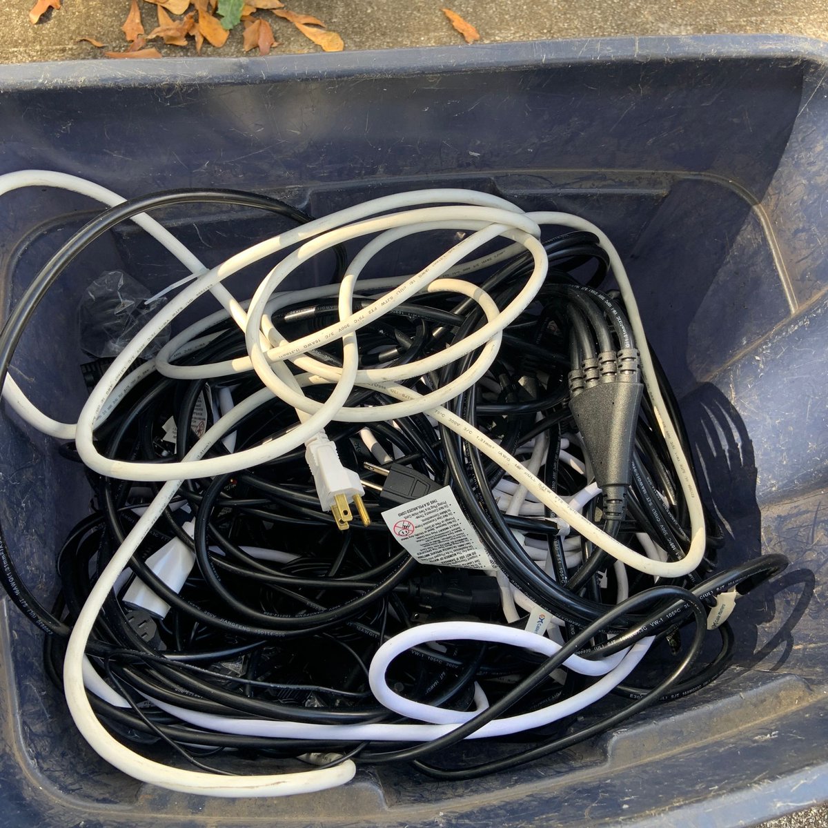 CoCoTheGeek's tweet photo. 🔌Tons of power cords rescued from a #commercialclient.
🔁Currently using a lot of these extensions cords on a show we are booked on as a #BacklineTech.
🙌🏾This allows us to offer
#equipmentsustainability while also saving the planet & the client money. That’s a win win! https://t.co/eDcE0wGAg4