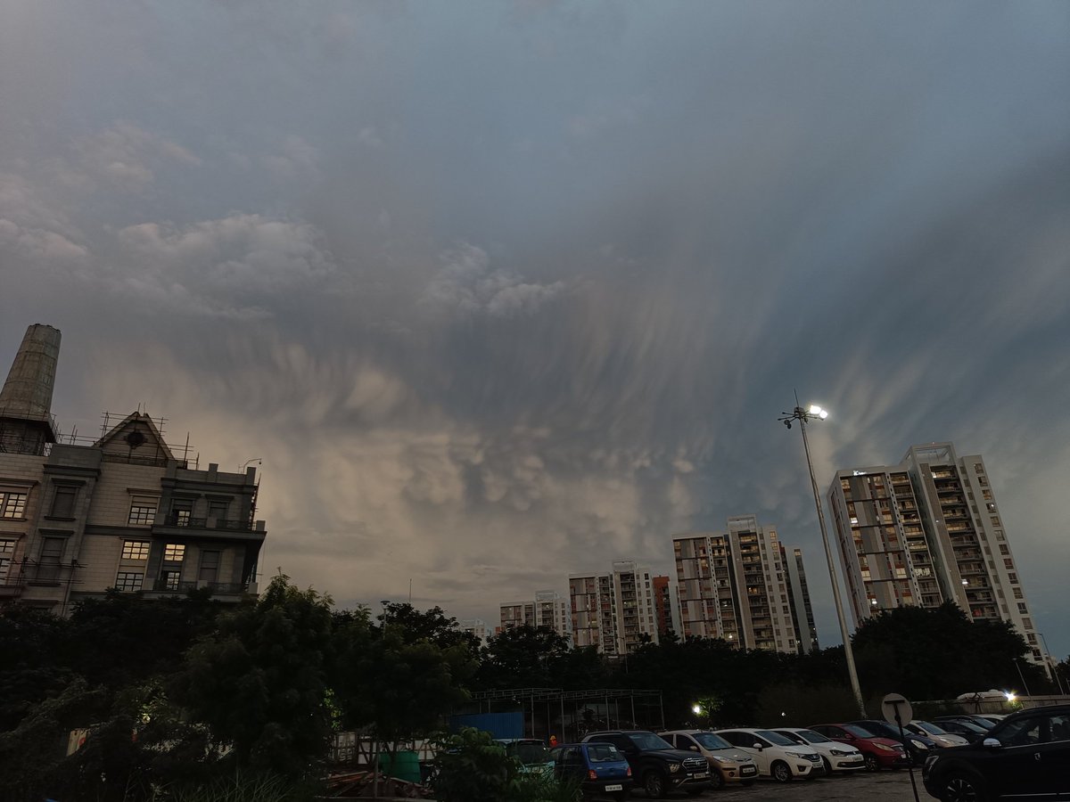 priyamrao's tweet photo. Spotted some mammas this evening in the Chennai skies ๐ #mammatusclouds @ChennaiRains #cloudsoftwitter https://t.co/oYbUAYZRoa