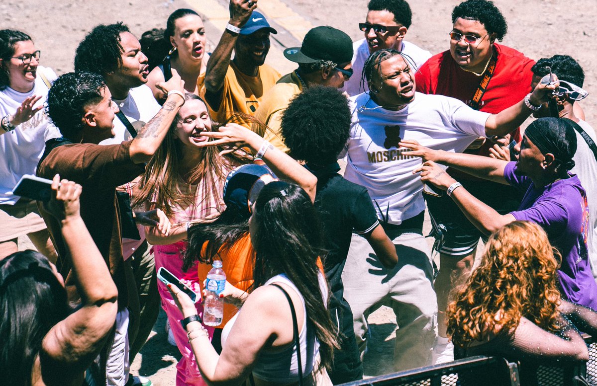 droppingboyz's tweet image. RiC é sempre aquela vibe!
Obrigado a todos que mesmo ao meio-dia com o sol de mais de 30 graus jogaram a energia lá no alto, a nossa conexão é única e especial. Vocês são foda e até a próxima.❤️‍🔥