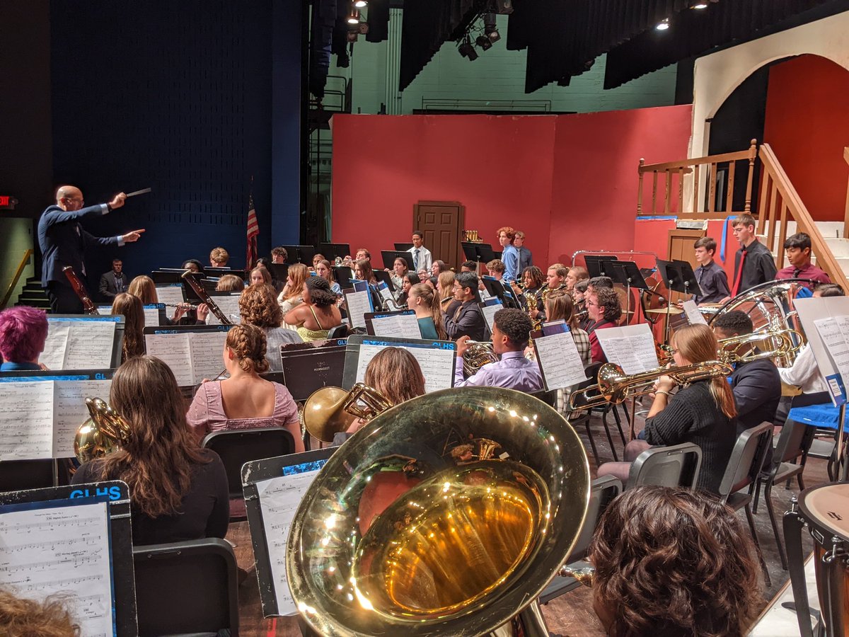 MillerGregM's tweet photo. A true honor to have Major Nowlin, Associate Director of @marineband, with us today. He talked to students about his piece "Through the Valley" and answered questions from @GLHSLions and @PNHSBands students. An amazing and inspirational musician and servant leader! https://t.co/wGvL9IZdbq