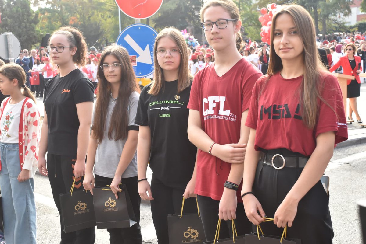 CorluFen's tweet photo. İlçemizde düzenlenen Uygarlık Yolunda 100. yıl resim yarışmasında ikincilik ödülünü alan öğrencimiz Ege Soydan Özpınar'ı tebrik ediyor, başarılarının devamını diliyoruz 👏👏👏@tekirdagmem @CorluMem https://t.co/DvTJ4rOr4P