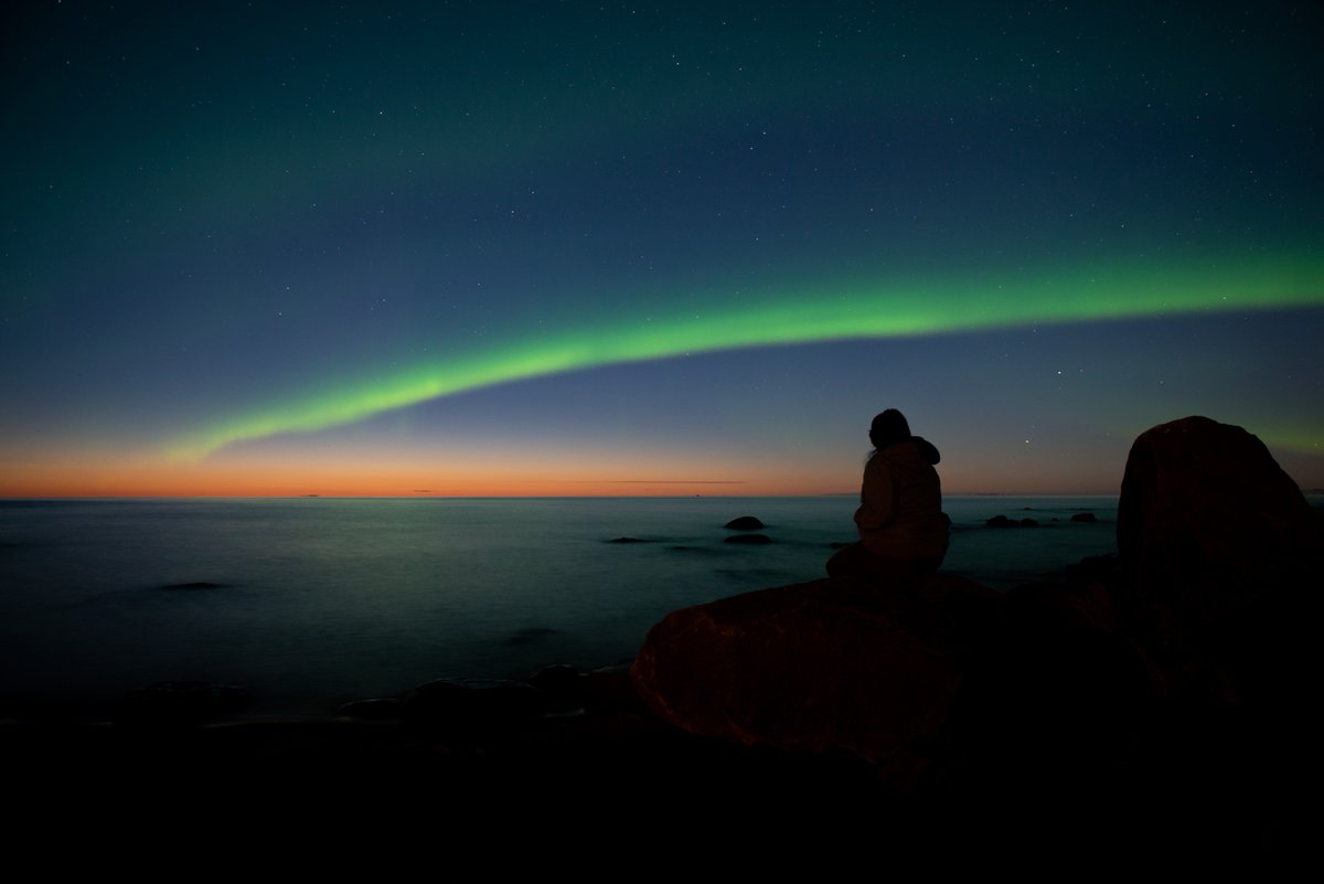 Aika hurja lumipyry meneillään ulkona joten laitetaan näytille vanhempi valokuva Kalajoelta vuodelta 2017 jossa tyttäreni on mannekiinina. #revontulet #northernlights