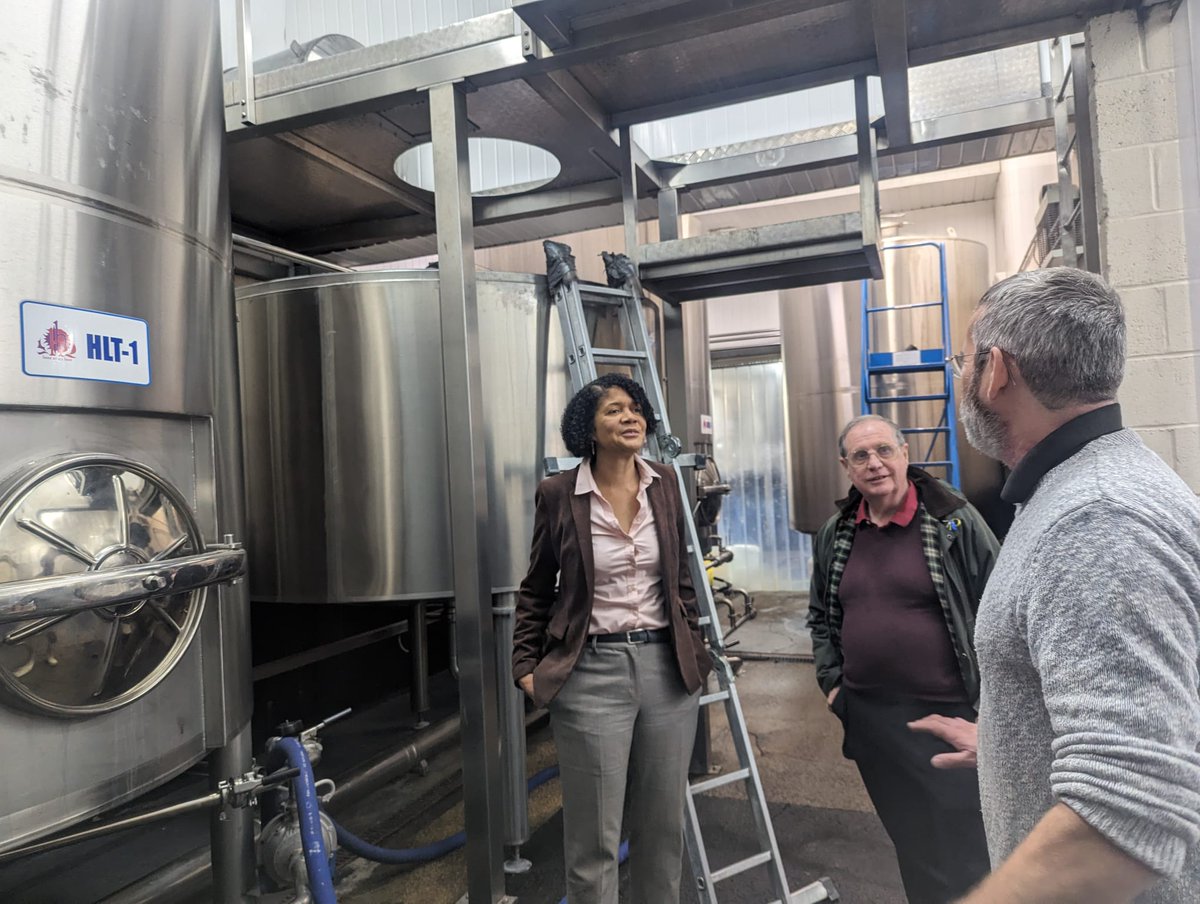 ChiOnwurah's tweet image. It was brilliant to tour @Hadrianborder in #Newburn &amp;amp; get the inside track on how excellent ales such as Tyneside Blonde &amp;amp; Farne Island are brewed in #Newcastle. And they're proud to be a Living Wage employer 👏🏽👏🏽👏🏽 #ThinkLocalDrinkLocal