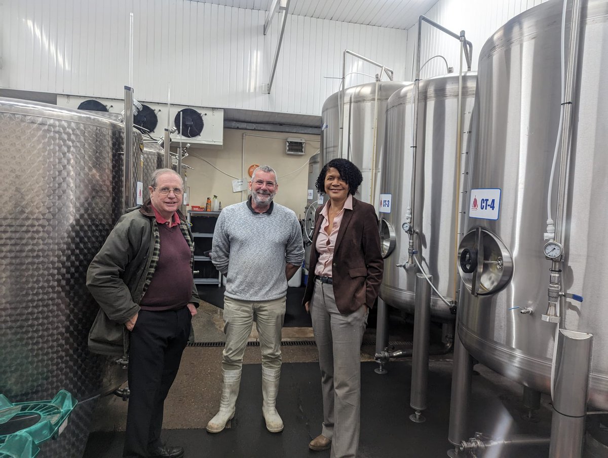 ChiOnwurah's tweet image. It was brilliant to tour @Hadrianborder in #Newburn &amp;amp; get the inside track on how excellent ales such as Tyneside Blonde &amp;amp; Farne Island are brewed in #Newcastle. And they're proud to be a Living Wage employer 👏🏽👏🏽👏🏽 #ThinkLocalDrinkLocal